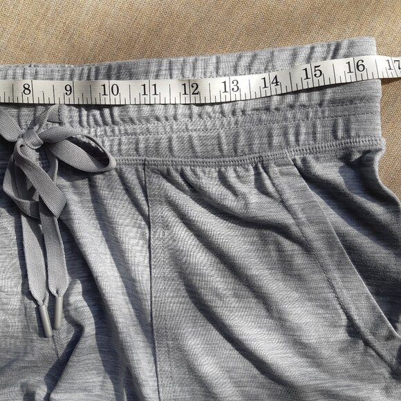 *NWOT Amazon Essentials Women's Brushed Tech Stretch Short Heathered Grey M - Picture 5 of 8